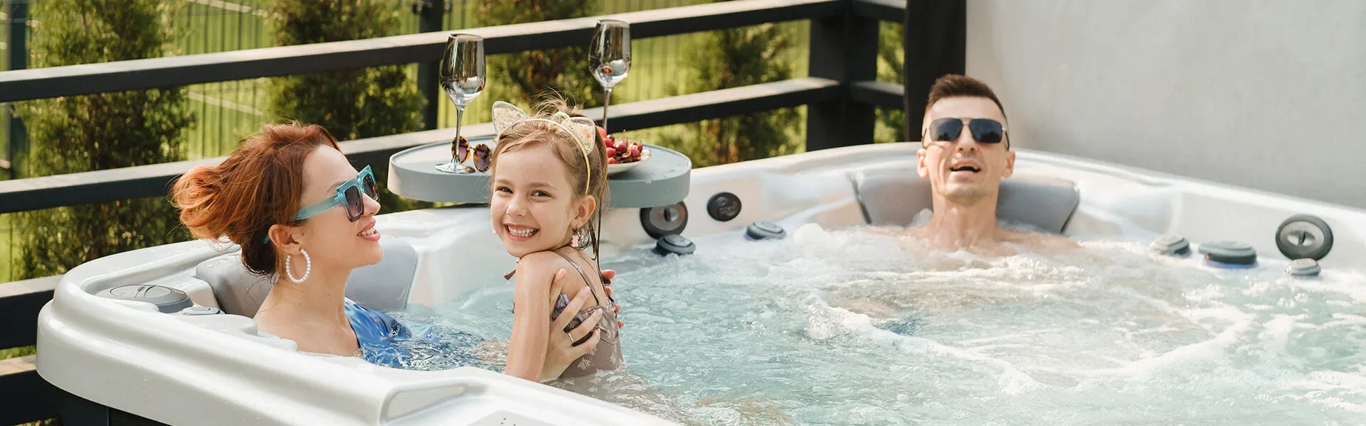 banner-hot-tub-family banner-hot-tub-family